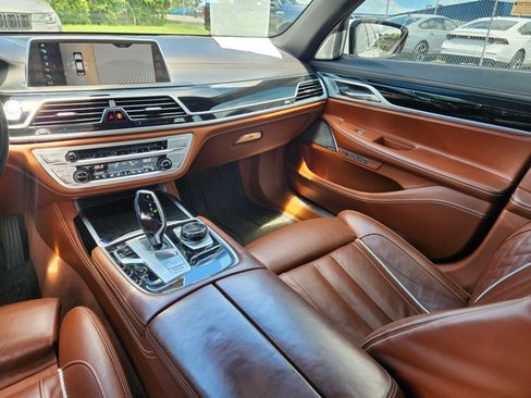 Used 2018 BMW 750i RWD image 12