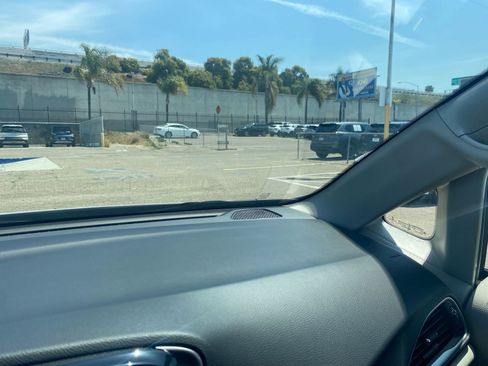 Used 2023 Chrysler Pacifica Touring-L image 36