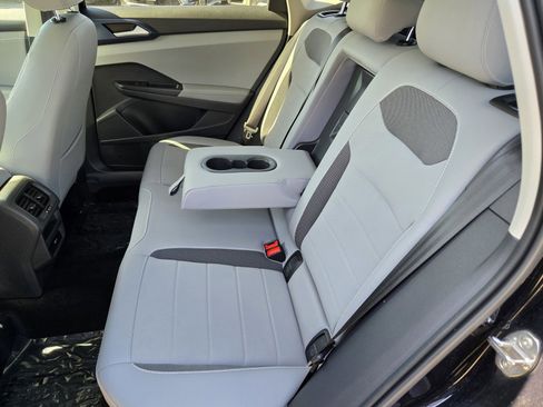 Used 2024 Volkswagen Taos SE w/ Panoramic Sunroof Package image 9