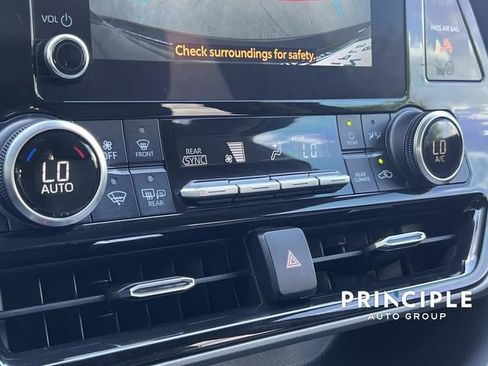 Used 2023 Toyota Highlander LE FWD image 27
