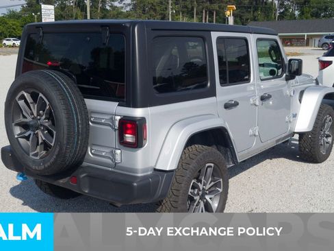 Used 2024 Jeep Wrangler Unlimited AWD/4WD image 3