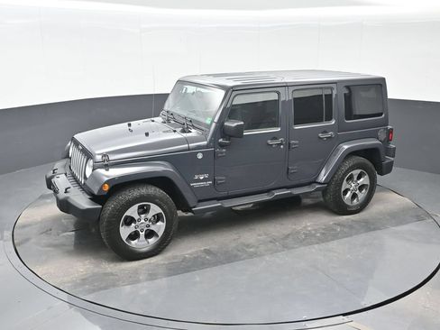 Used 2017 Jeep Wrangler Unlimited Sahara w/ Dual Top Group AWD/4WD image 17