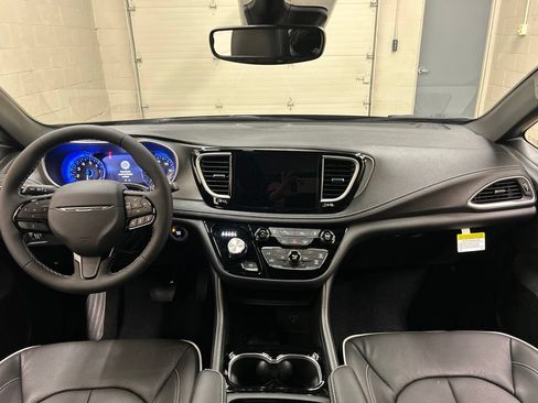 New 2027 Chrysler Pacifica Limited w/ S Appearance Package FWD image 18