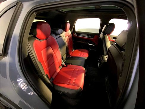 Certified 2025 Porsche Cayenne Turbo AWD/4WD image 23