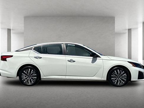 Used 2025 Nissan Altima 2.5 SV FWD image 3