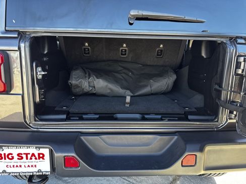 Used 2025 Jeep Wrangler Sahara image 39