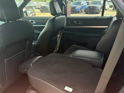 Used 2018 Ford Explorer XLT w/ XLT Appearance Package AWD/4WD image 7