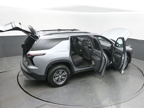 Used 2025 Chevrolet Traverse LT image 42