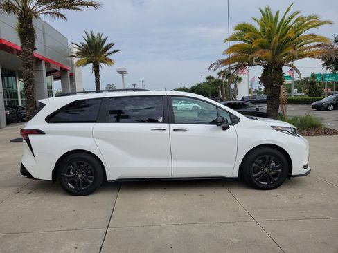 Certified 2025 Toyota Sienna XSE w/ XSE Plus Package AWD/4WD image 7