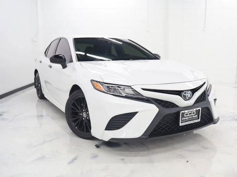 Used 2020 Toyota Camry SE image 2