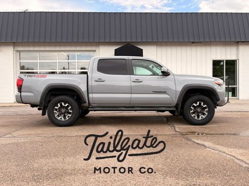 Used 2018 Toyota Tacoma TRD Off-Road w/ Technology Package AWD/4WD image 1