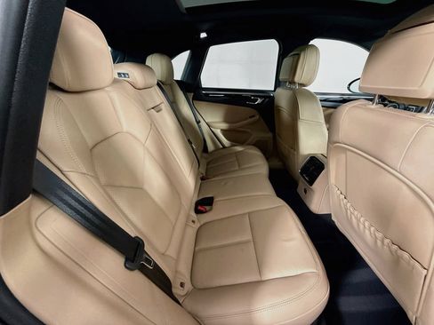 Certified 2023 Porsche Macan AWD/4WD image 28