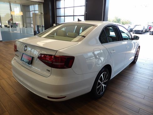 Used 2017 Volkswagen Jetta SE FWD image 6