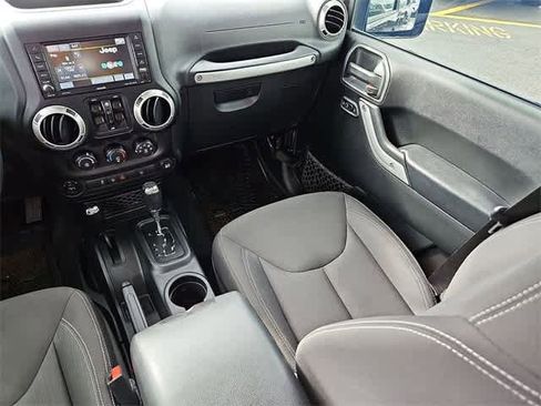 Used 2017 Jeep Wrangler Unlimited Sahara image 12