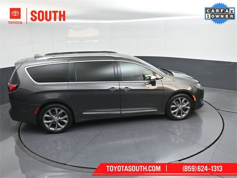 Used 2020 Chrysler Pacifica Limited image 39