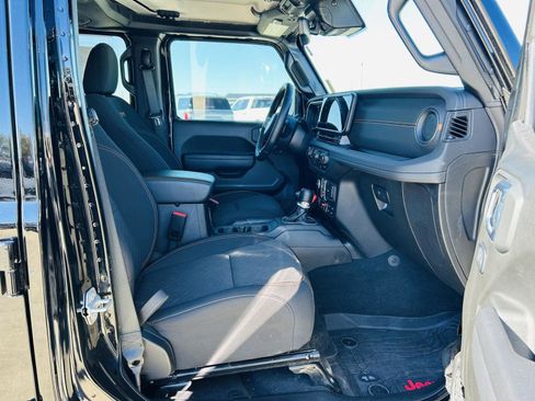 Used 2024 Jeep Gladiator Mojave w/ Technology Group image 31