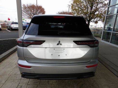 New 2025 Mitsubishi Outlander ES image 6