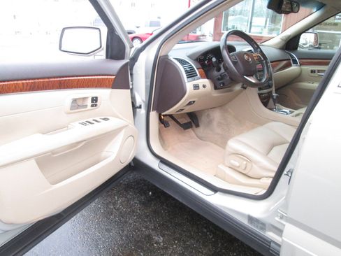 Used 2009 Cadillac SRX AWD w/ Third Row Seating Package image 24