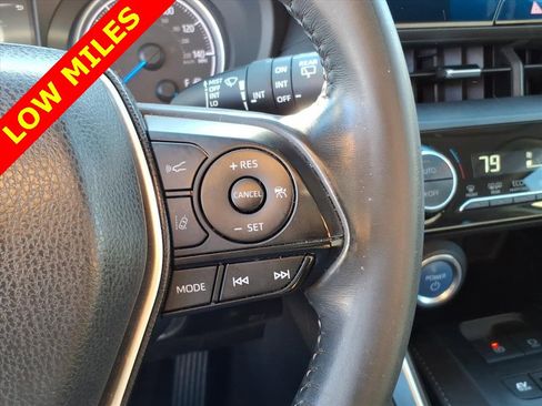 Used 2021 Toyota Venza LE w/ Carpet Mat Package (TMS) image 18