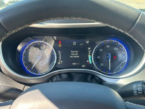 Used 2024 Chrysler Pacifica Touring-L image 16