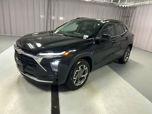 Used 2025 Chevrolet Trax LT w/ LT Convenience Package FWD image 3