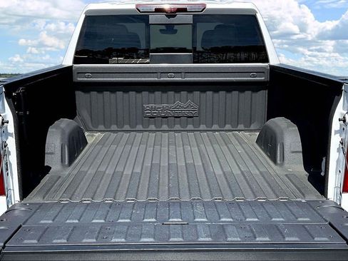 Used 2022 Chevrolet Silverado 1500 High Country w/ Technology Package image 9