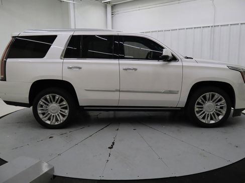Used 2020 Cadillac Escalade Platinum image 2