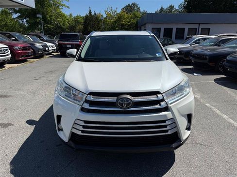 Used 2018 Toyota Highlander XLE AWD/4WD image 3