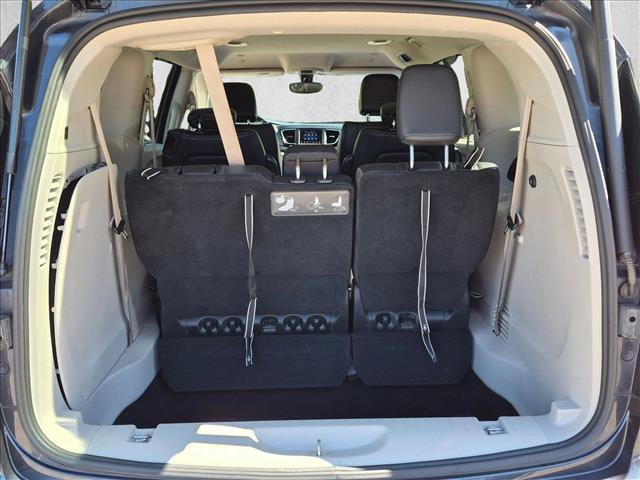 Used 2020 Chrysler Pacifica Touring-L FWD image 6