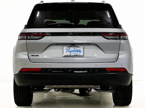 New 2025 Jeep Grand Cherokee Altitude image 8