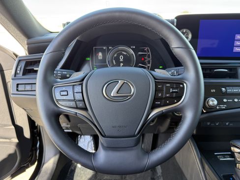 Certified 2025 Lexus ES 300h w/ Premium Package image 20