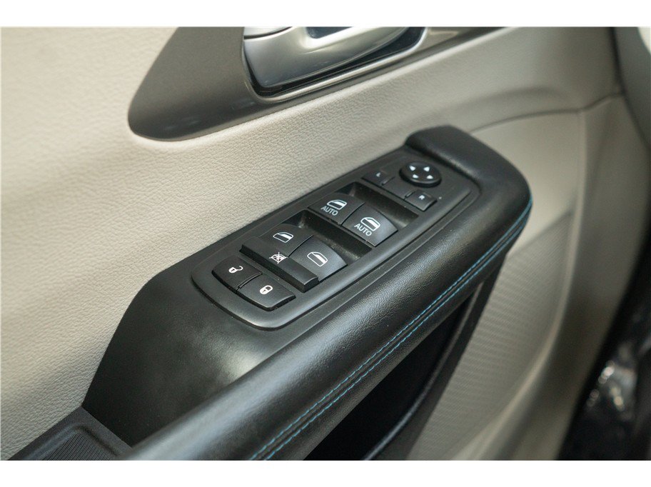 Used 2021 Chrysler Pacifica Touring-L FWD image 10