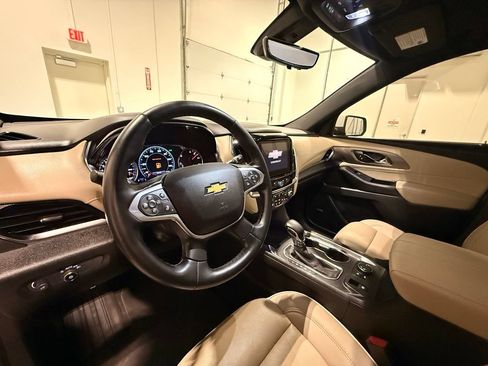 Used 2023 Chevrolet Traverse Premier FWD image 18