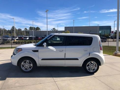 Used 2010 Kia Soul + image 2