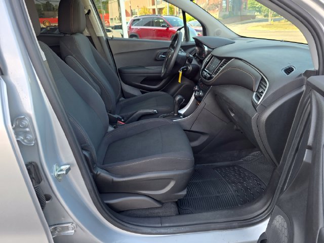 Used 2020 Chevrolet Trax LS FWD image 38