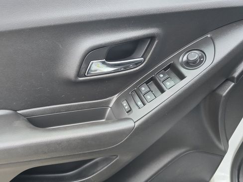 Used 2020 Chevrolet Trax LT w/ LT Convenience Package image 13