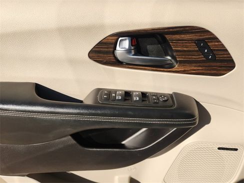 Used 2022 Chrysler Pacifica Limited image 30