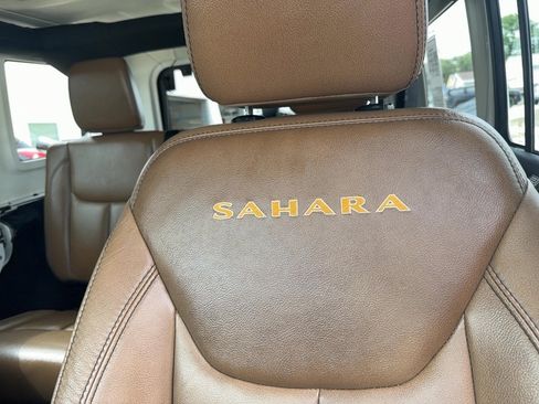 Used 2015 Jeep Wrangler Unlimited Sahara w/ Connectivity Group AWD/4WD image 10