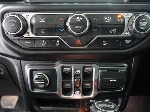 Used 2018 Jeep Wrangler Unlimited Sahara image 17