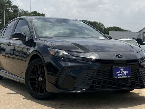 Used 2026 Toyota Camry SE FWD image 2