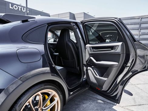 Used 2024 Porsche Cayenne Turbo GT AWD/4WD image 31
