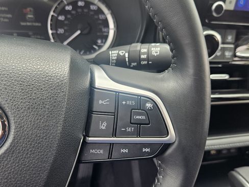 Used 2023 Toyota Highlander LE FWD image 24
