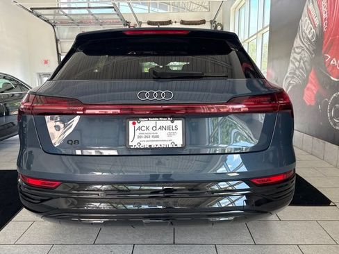 Used 2024 Audi Q8 e-tron Premium Plus AWD/4WD image 4