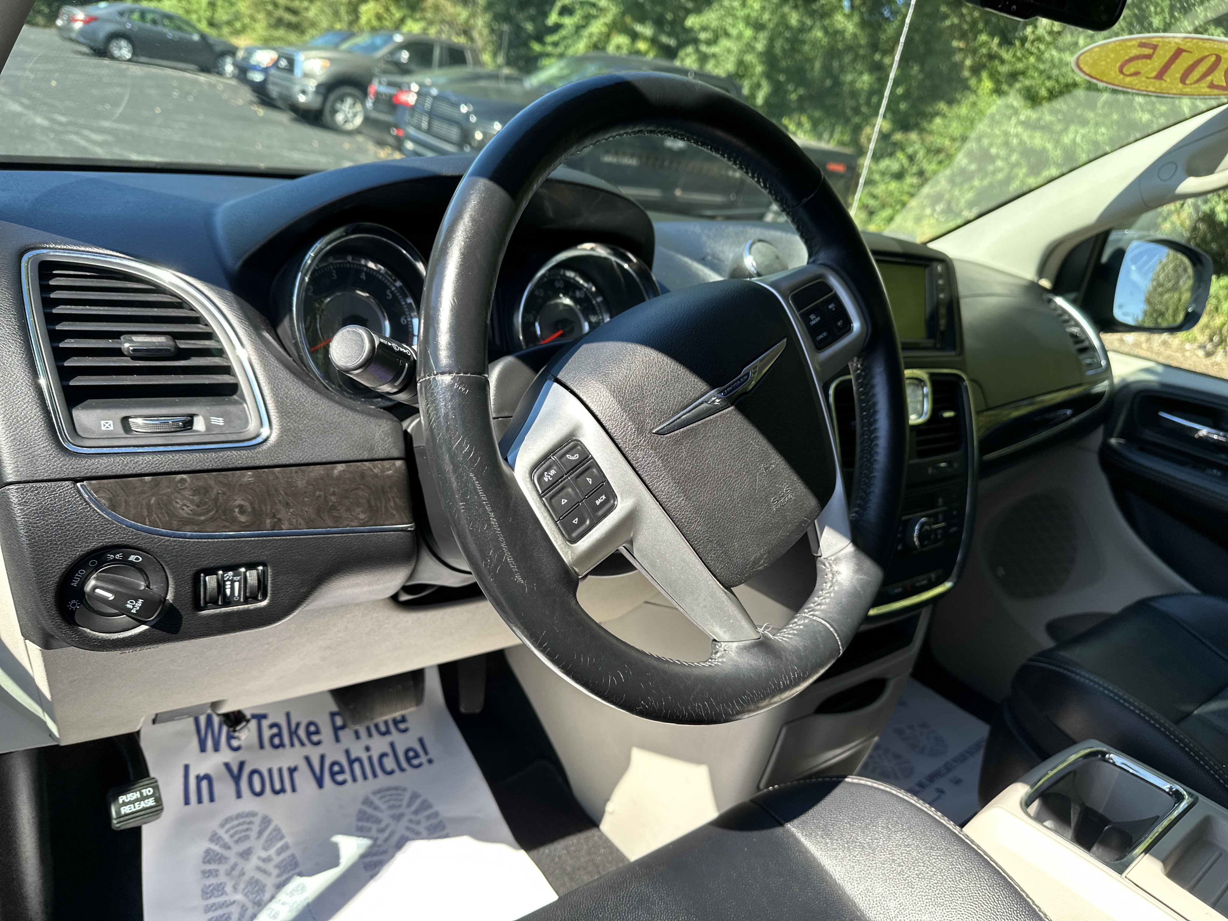 Used 2015 Chrysler Town & Country Touring w/ Driver Convenience Group FWD image 14