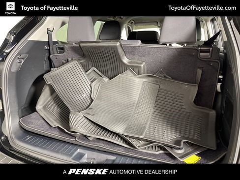 Certified 2022 Toyota Highlander L image 10