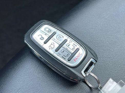Used 2025 Chrysler Pacifica Select FWD image 34