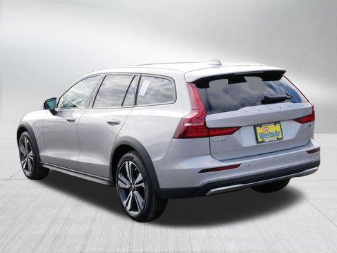 Used 2025 Volvo V60 B5 Cross Country Plus image 5