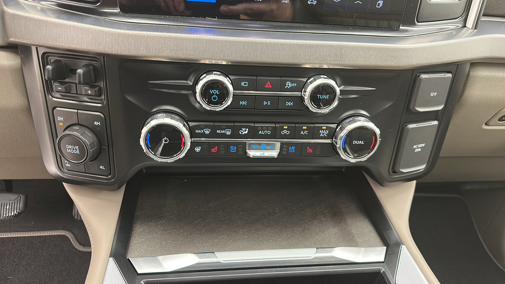 New 2026 Ford F350 Platinum w/ Platinum Plus Package AWD/4WD image 17