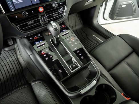 New 2026 Porsche Macan image 18