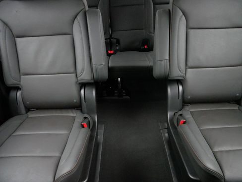 Used 2024 Chevrolet Suburban High Country image 13